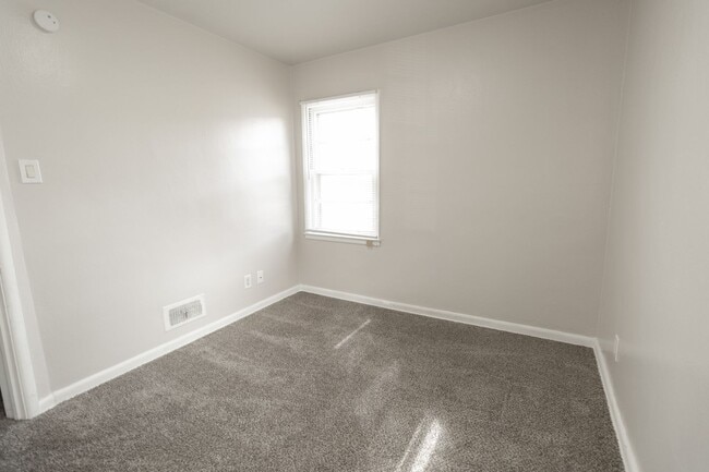 Building Photo - 5 Bed 2 Bath House