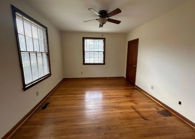 Building Photo - Freshly Painted 4 Bedroom Home