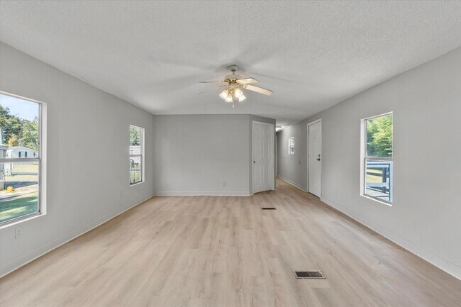 Building Photo - Completely Updated 3BR/2BA Trailer in Musc...