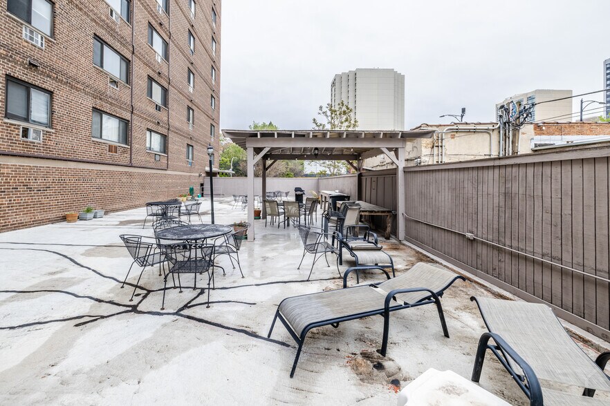 Building Photo - 607 W Wrightwood Ave