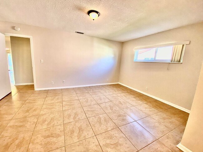 Building Photo - 213 NE 9th Ave