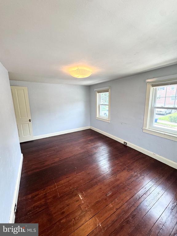 Building Photo - 150 E Hartwell Ln