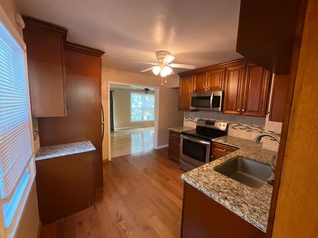 Building Photo - 3 bedroom 2 bath with bonus Office space