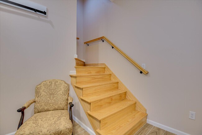Building Photo - 651 Oak Meadow Ln