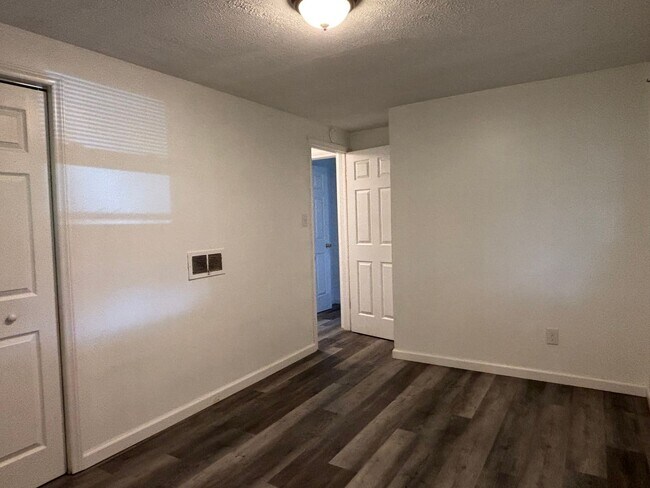 Building Photo - Charming single family home on a cul-de-sac that accepts vouchers