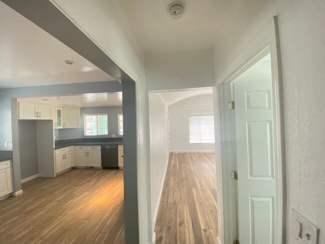 Building Photo - Spacious & Bright 3 bedroom/ 2 bathrooms f...