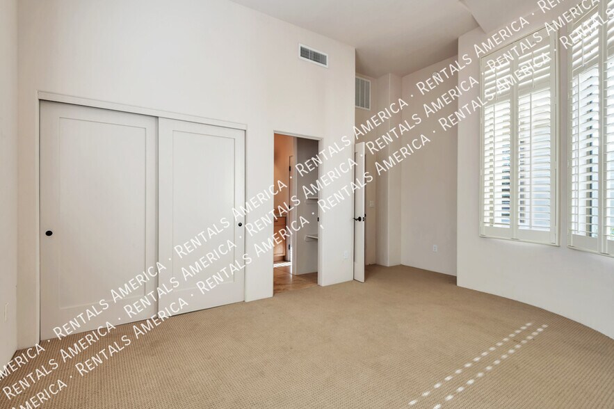Building Photo - 1033 W Par 4 Dr