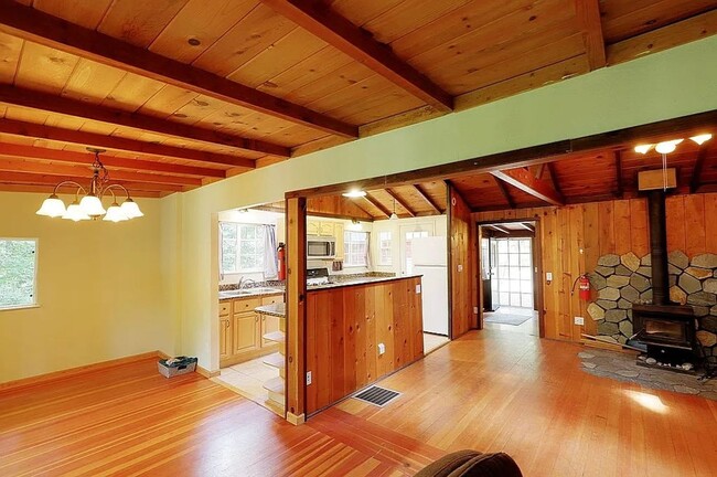 Building Photo - Cozy Mountain Hideaway