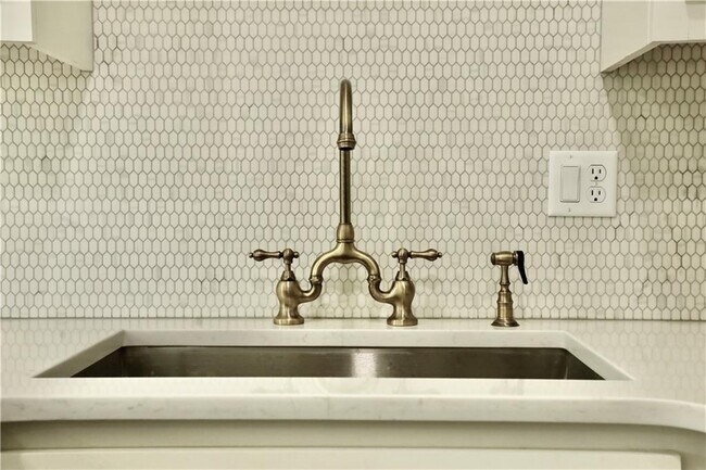 Building Photo - 858 NW B St