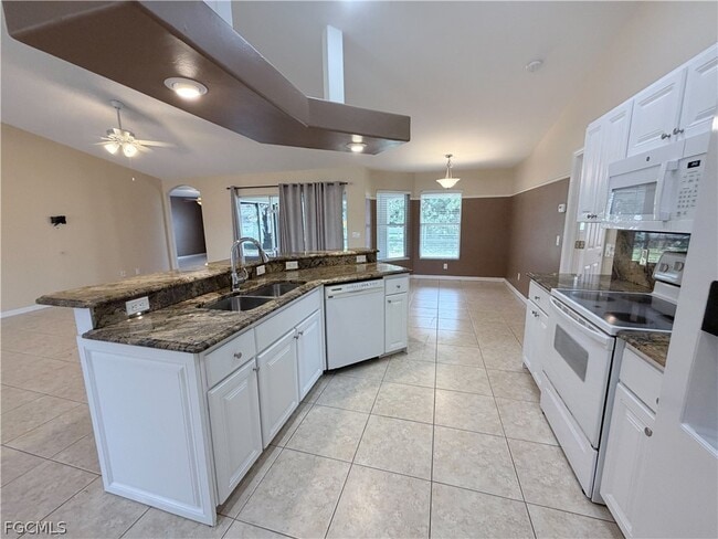 Building Photo - 906 SW 9th Ct