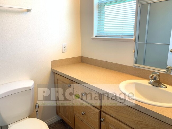 Building Photo - 2 Bed / 2 Bath Townhome w/ 2 Car Garage - ...