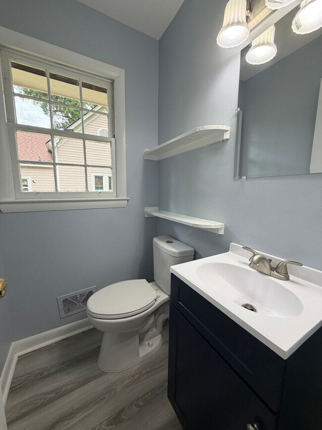Building Photo - 226 College Dr