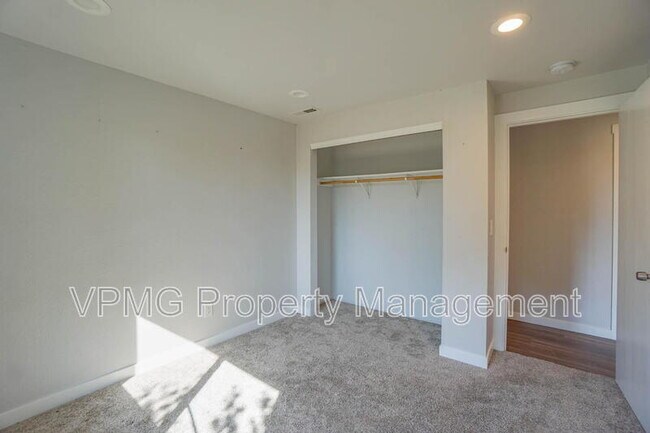 Building Photo - 3513 NE 135th Ave