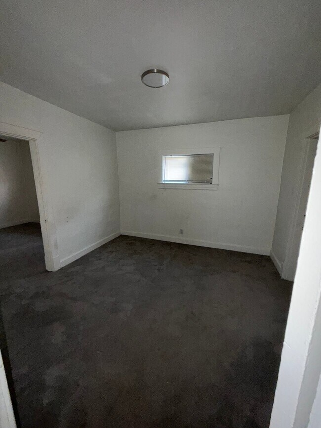 Building Photo - 549 Beecher St