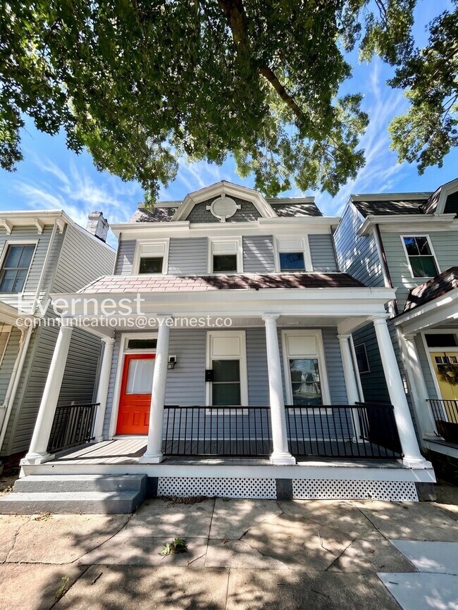 Building Photo - 3 Bed, 2.5 Bath Home with Fenced Yard / Pet-Friendly / Available Now!