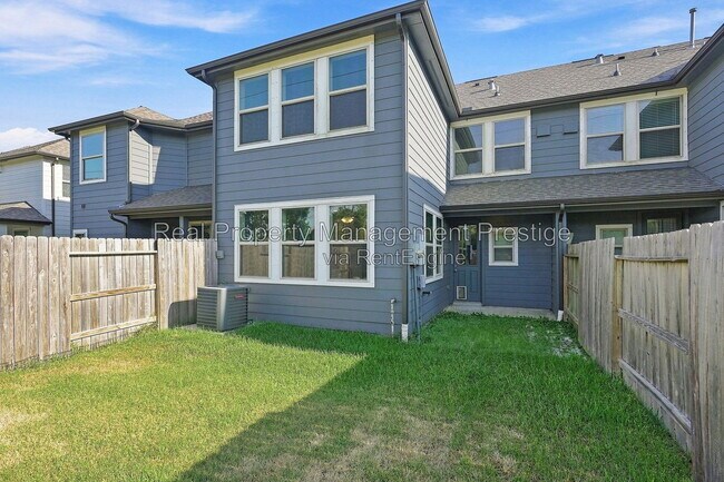 Building Photo - 7333 Hinsdale Dr