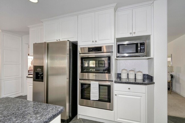 Building Photo - Stunning Central Davis Home