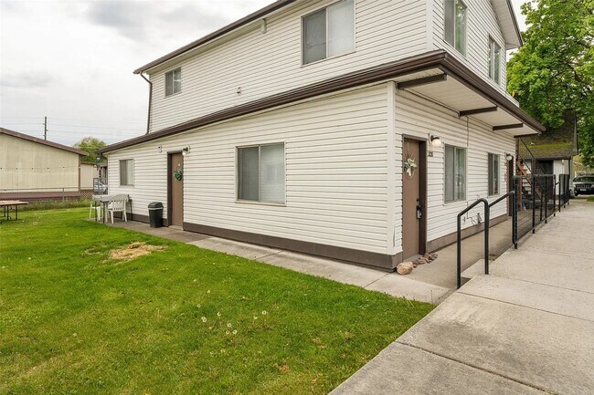 Building Photo - 3220 Clark St