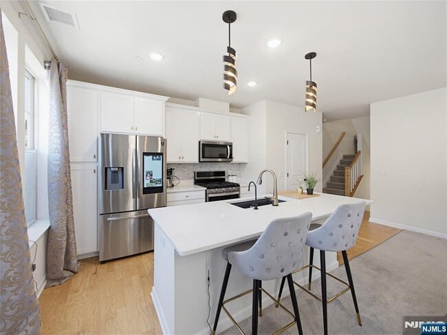 Building Photo - 44 Leahy Dr
