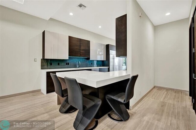 Building Photo - 425 N Ocean Blvd