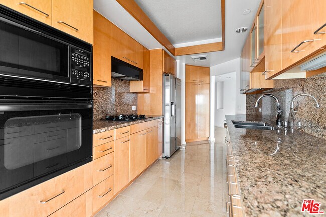 Building Photo - 13600 Marina Pointe Dr
