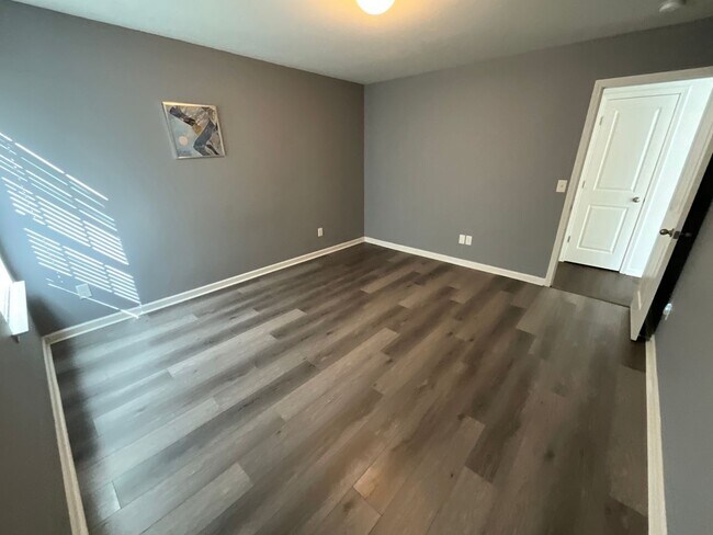 Building Photo - Large 5 bedroom home in Established Neighborhood ready to rent!