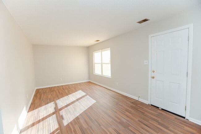 Building Photo - Spacious Townhome Updated Throughout!