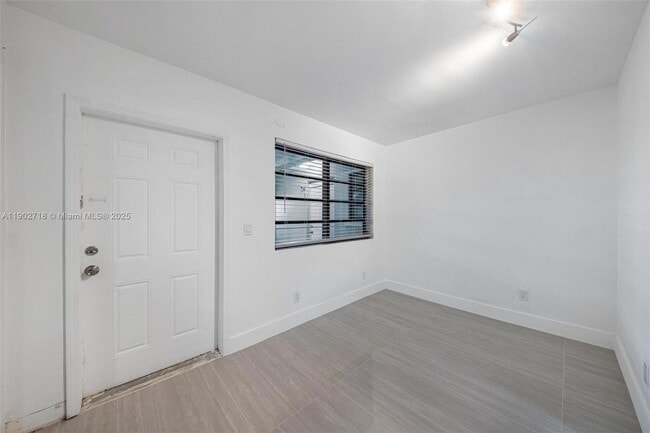 Building Photo - 1050 NE 129th St