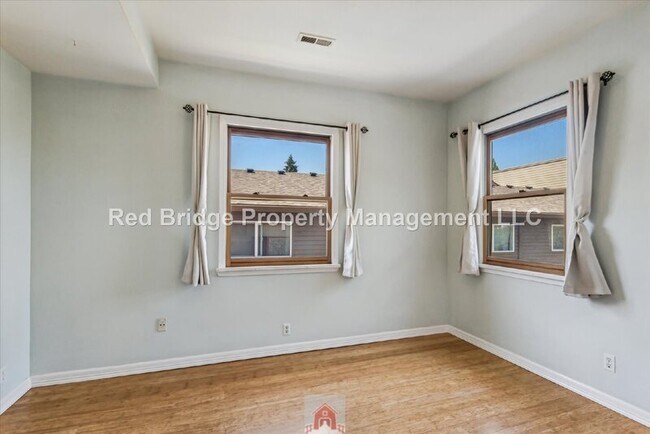 Building Photo - 1325 SE Nehalem St