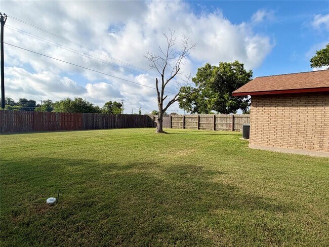 Building Photo - 16219 Greenwood Dr