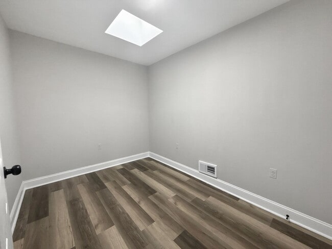 Building Photo - Renovated 3BR Rowhome with Central AC & Fenced Yard