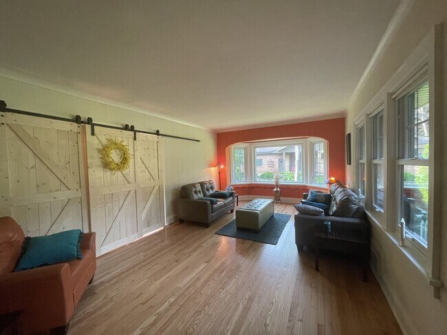 Living Room - 810 Brinsmere Dr