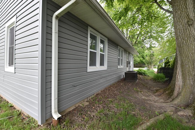Building Photo - Fortville 3 bedroom Home