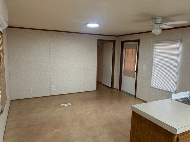 Building Photo - MOVE-IN READY!