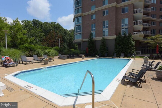 Building Photo - 3101 N Hampton Dr