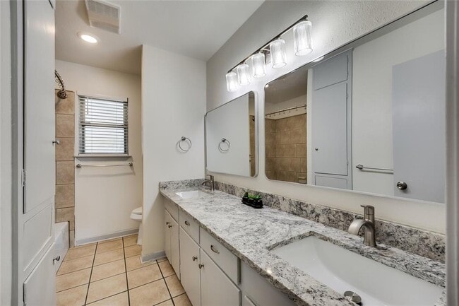 Building Photo - 8803 Westover Club Dr