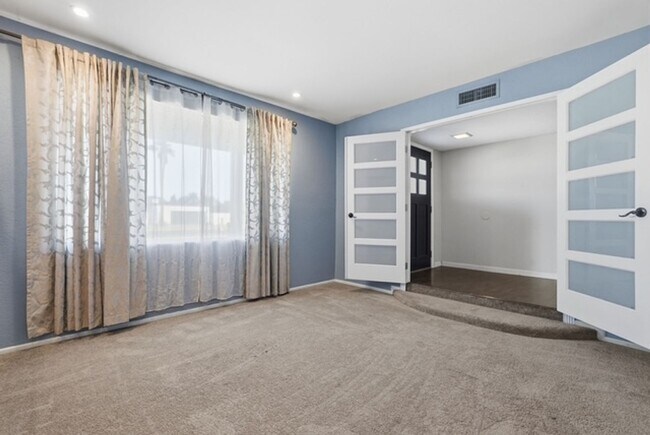 Building Photo - Mesa 4 Bed Single-Level Home • 2,044 Sq Ft • Oversized Yard • Stapley & McKellips