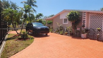 Building Photo - 9740 Colonial Dr