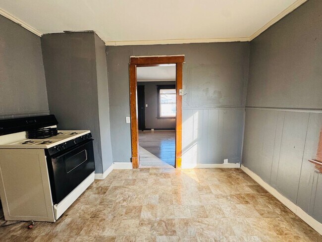 Building Photo - 2816 E 125th St