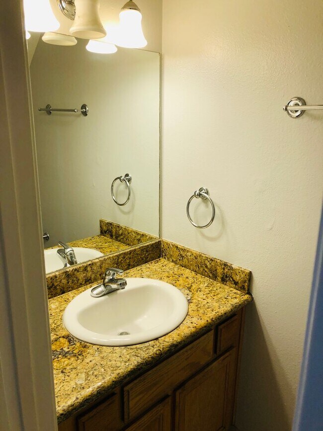 Building Photo - Great looking condo in a nice and clean complex