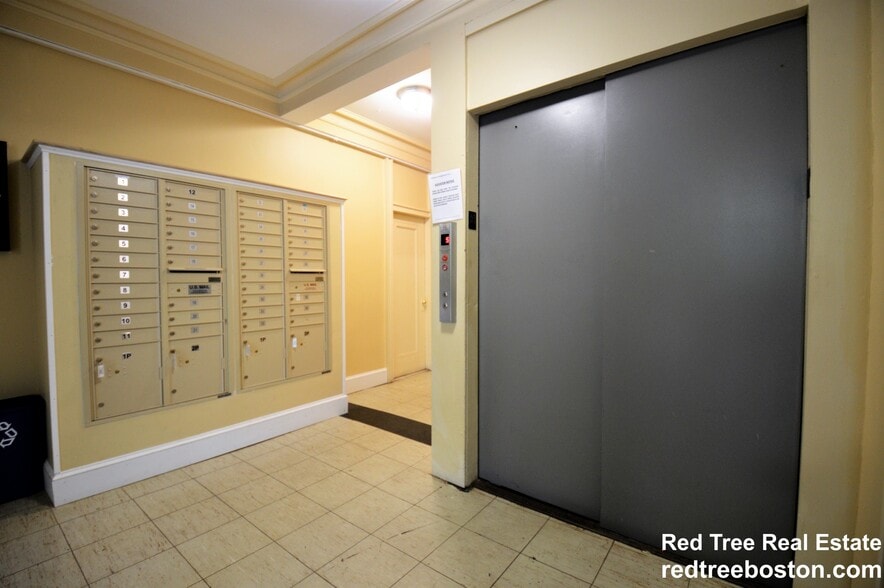 Building Photo - 235 Park Dr