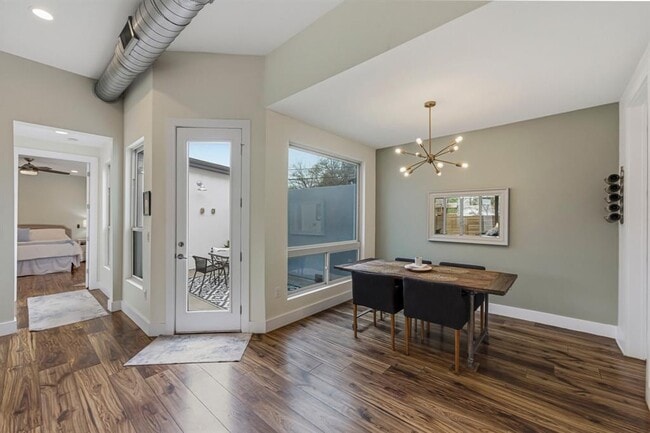 Building Photo - 1405 Camelot Cir