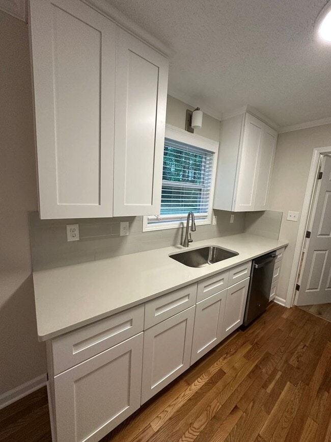 Building Photo - Completely Updated 3BR Home – New Kitchen, Floors, Fixtures & More!