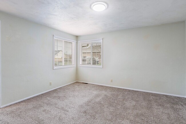 Building Photo - Large 2 bedroom 2 bathroom duplex with garage! $500 OFF YOUR FIRST MONTH’S RENT!