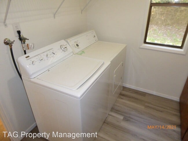 Building Photo - 4 br, 2.5 bath House - 5590 Highland Dr