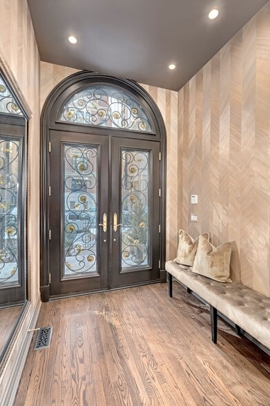 Building Photo - 32 E Bellevue Plz