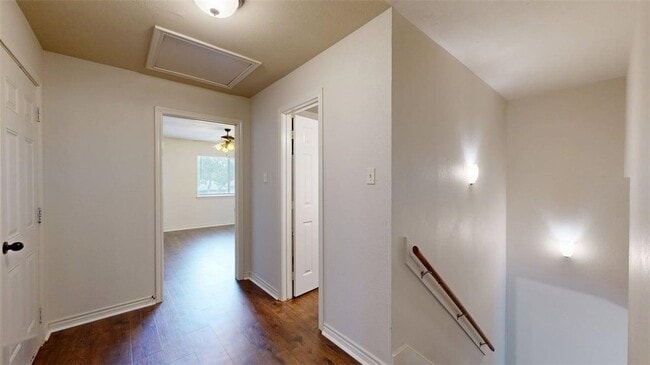 Building Photo - 1915 Pine Tree Dr