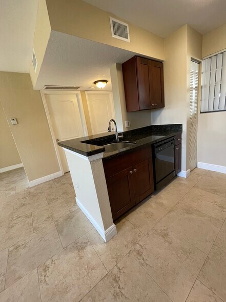 Building Photo - 2810 N Oakland Forest Dr