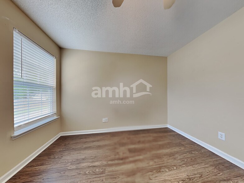 Building Photo - 149 Trickle Dr