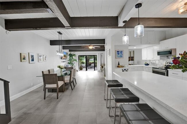 Building Photo - 700 E Coco Plum Cir